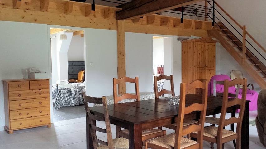 Gîte pour 6 personnes, avec piscine et jardin