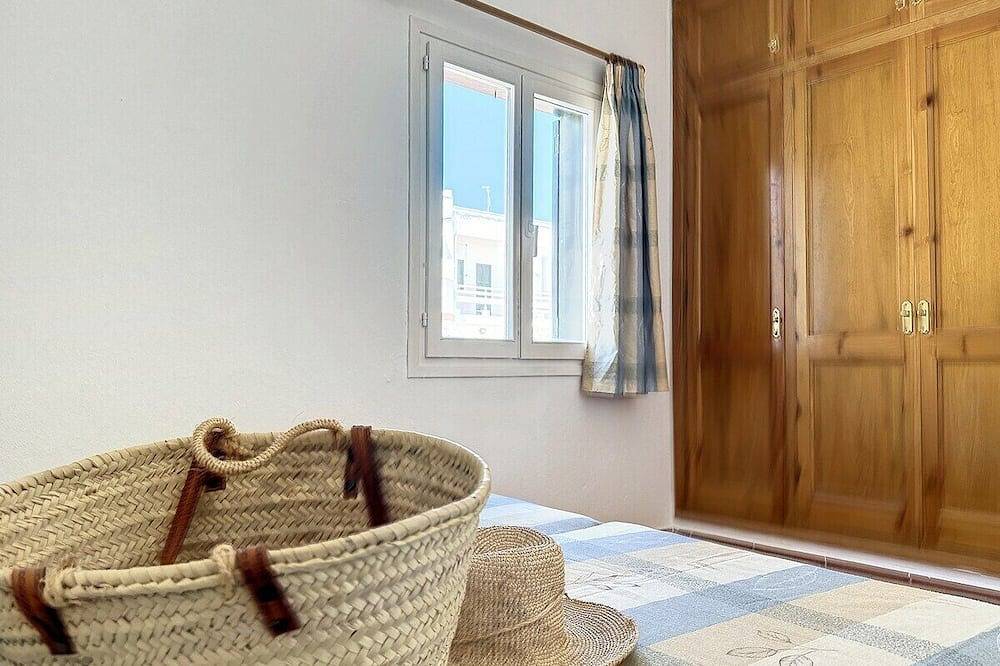 Apartamento entero, Dos dormitorios, terraza y a/c en Fornells in Fornells, Es Mercadal