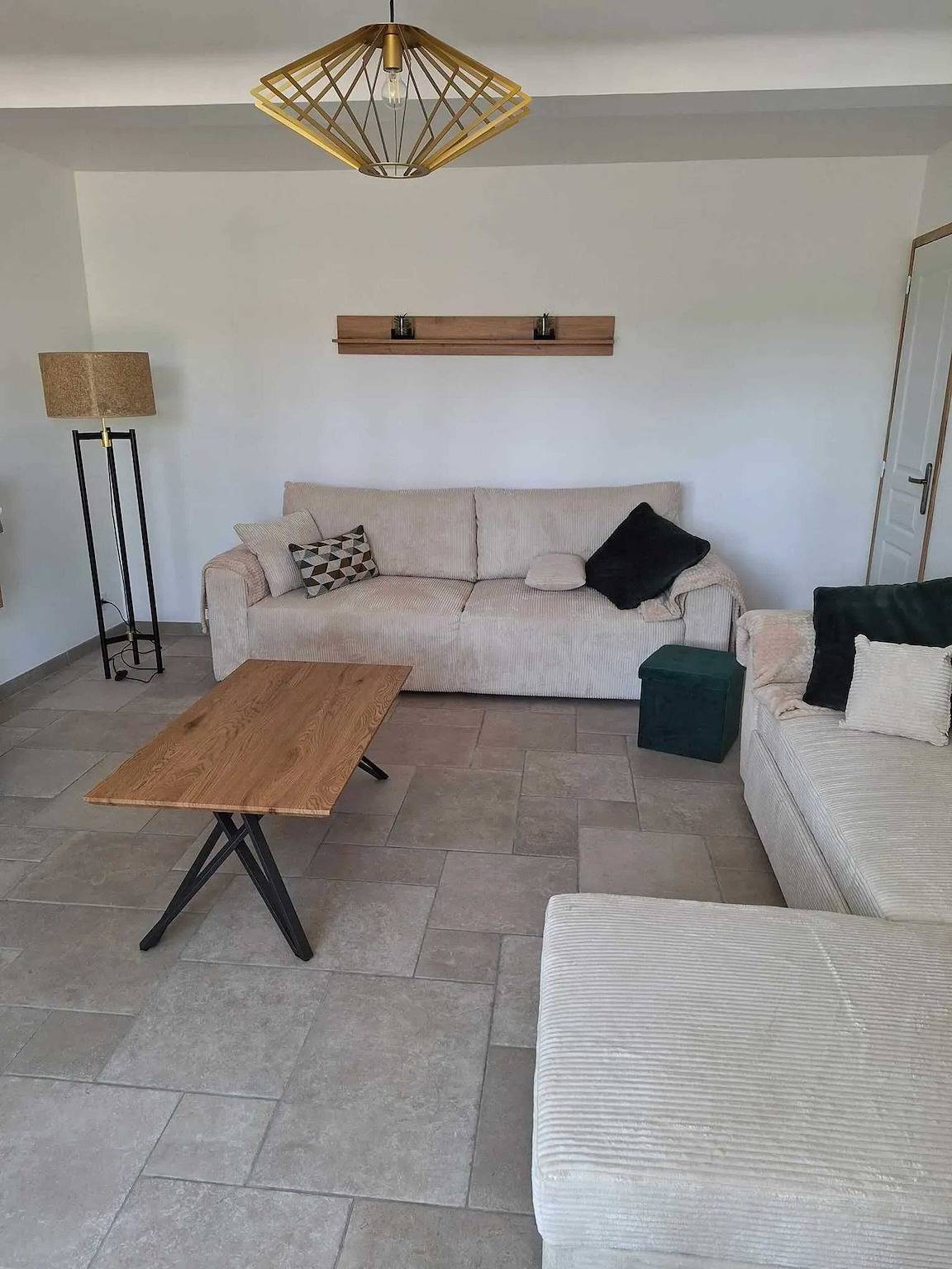 Appartement entier, Appartement spacieux à Monfréville avec terrasse in Saint-Benoît-de-l'Aure, Région de Bayeux