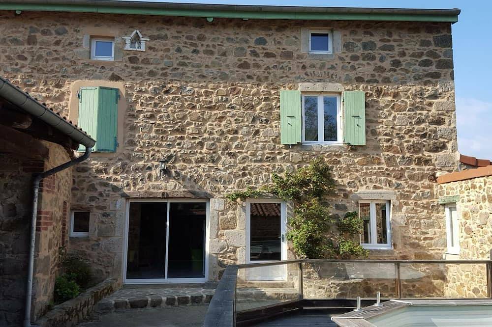 Gîte en Pierre avec Piscine Privée et Terrasse Couverte in Saint-Appolinard, Parc Naturel Régional du Pilat