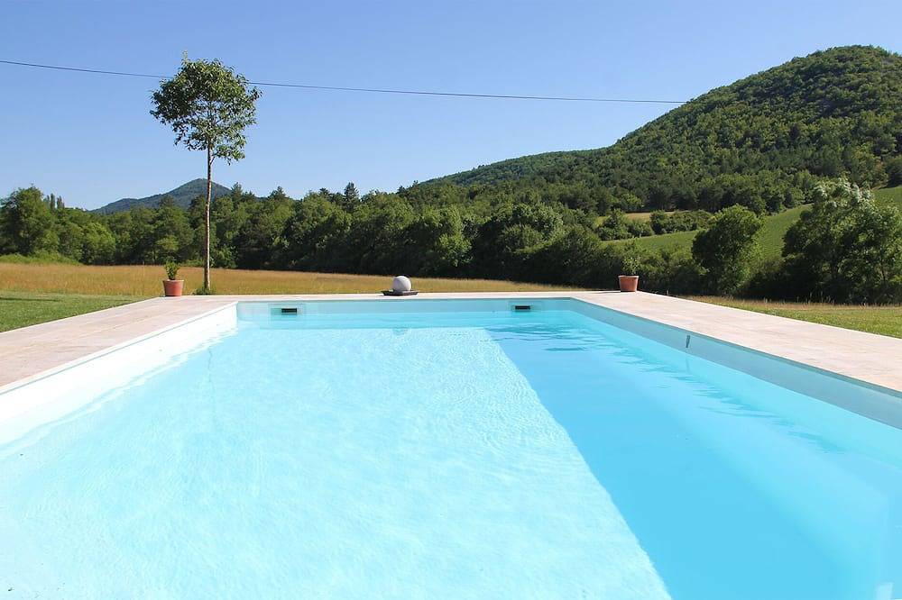 Gite avec grande piscine couverte dans grand jardin ouvert sur la campagne in Banon, Région de Forcalquier
