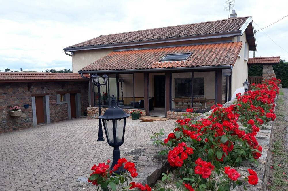 Gîte charmant avec jardin au calme, animaux admis in Saint-Victor-sur-Rhins, Région de Roanne