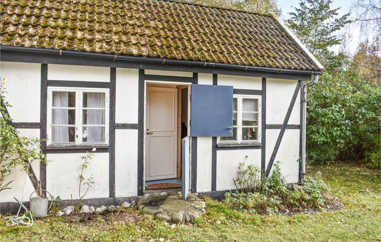 Hus för 4 Personer med trädgård in Svenska Östersjön