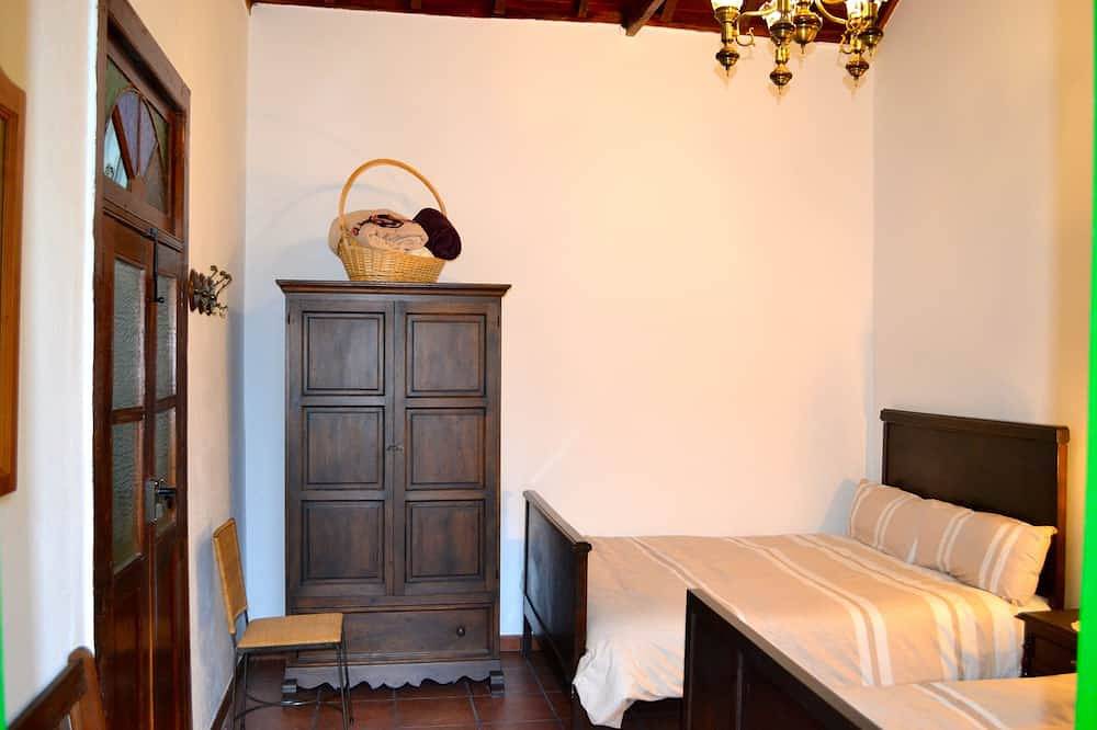 Finca Mariola - Casa Centenaria  Santa Lucia - Piscina & Jacuzzi in El Morisco, San Bartolomé de Tirajana