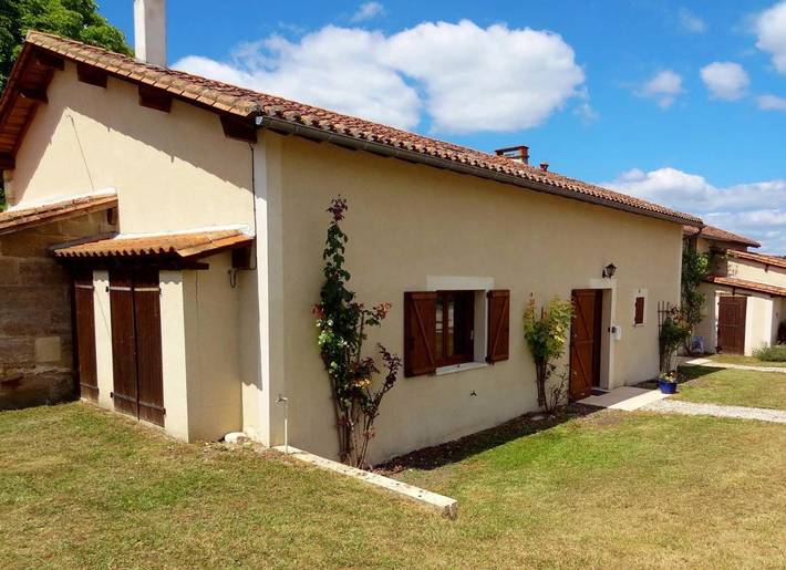 Location de vacances pour 8 personnes, avec vue ainsi que piscine et jardin à Verteillac