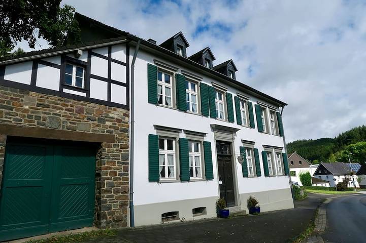 Ferienhaus für 24 Personen, mit Garten und Whirlpool sowie Sauna und Terrasse, mit Haustier in Hellenthal