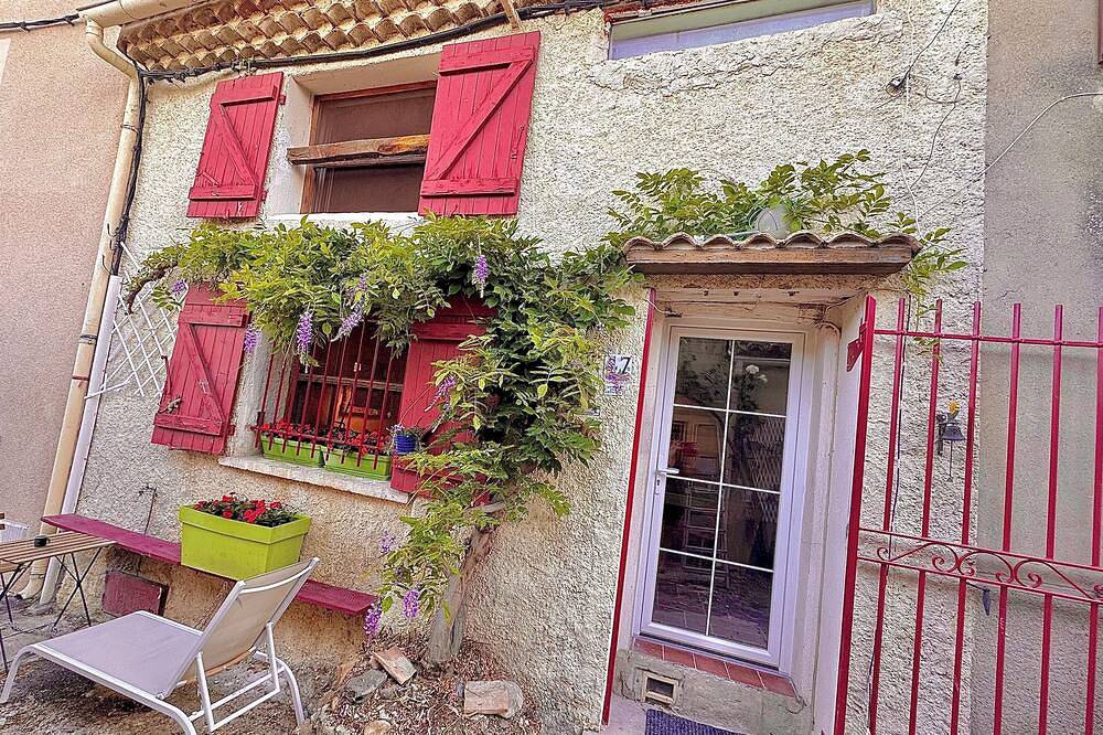 Maison chaleureuse, pour 4 personnes, au cœur du village de Cucuron. in Cucuron, Parc naturel régional du Luberon