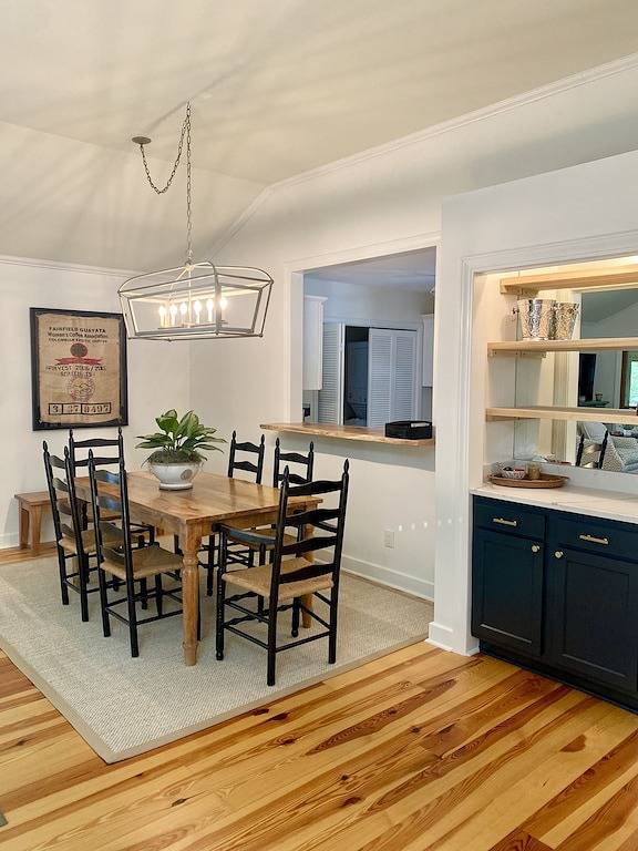 •Newly redecorated cozy cabin close to town• in Highlands (NC), Macon County