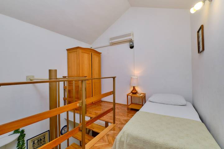 Ganze Wohnung, 1-Zimmer-Ferienwohnung mit Terrasse Artatore, Losinj -c in Mali Lošinj, Aratore