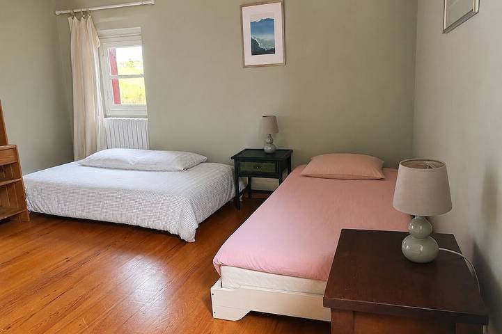 Spacious modernised farmhouse with pool in peaceful setting perfect for families in Villefranque, Région de Bayonne
