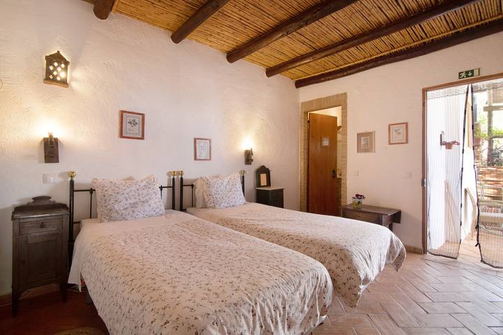 Maison "Casa da Tita - Apartamento Palheiro", avec vue montagnes, piscine, climatisation et Wi-Fi. in Salir, District de Faro