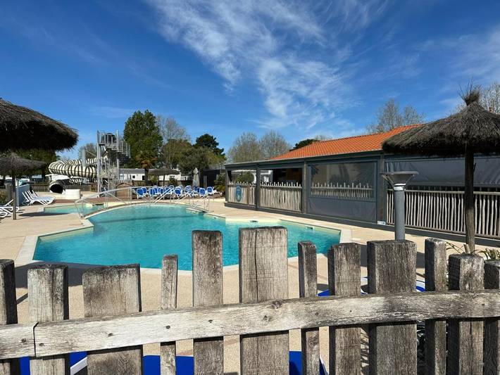 Camping pour 10 personnes, avec terrasse ainsi que jardin et piscine