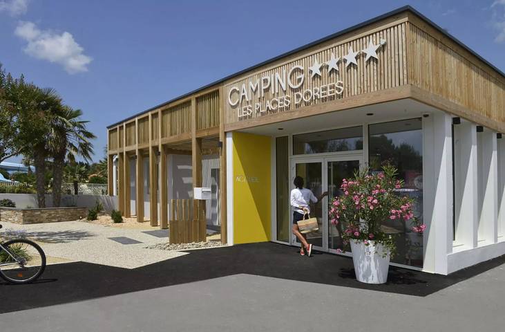 Camping pour 6 personnes, avec terrasse et piscine