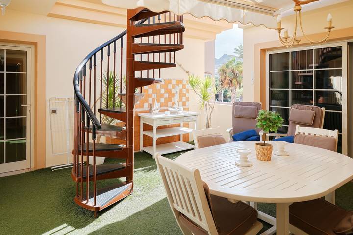 Ganze Wohnung, Ferienhaus "Terrazas del Duque Beach" mit Meerblick, Pool und WLAN in Playa del Duque, Adeje