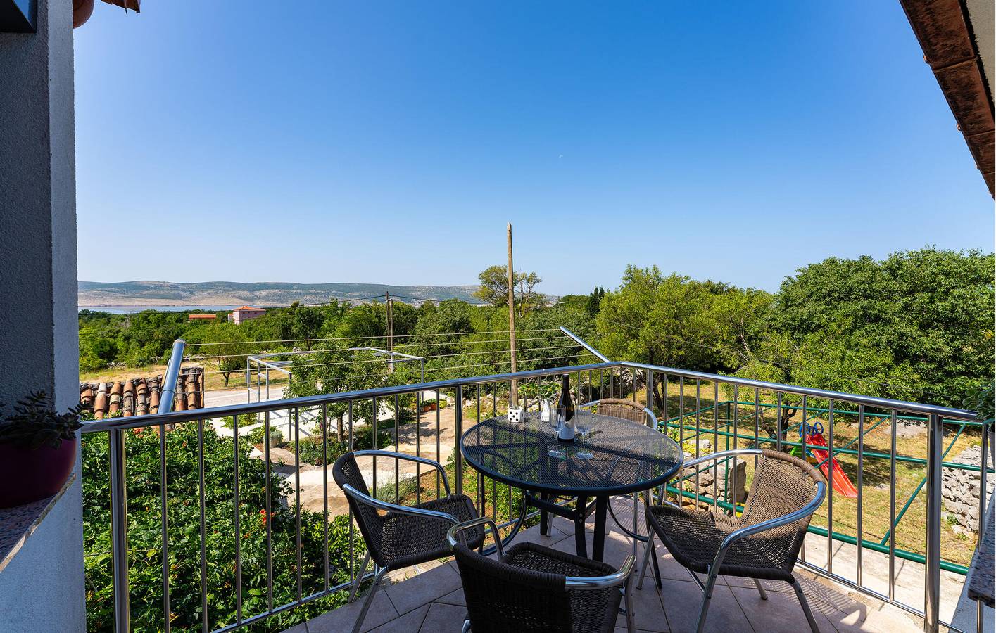 Ganze Ferienwohnung, Gemütliche 2-Zimmer-Wohnung mit WLAN und Terrasse, 1,5 km vom Strand von Pisak entfernt in Starigrad, Zadar