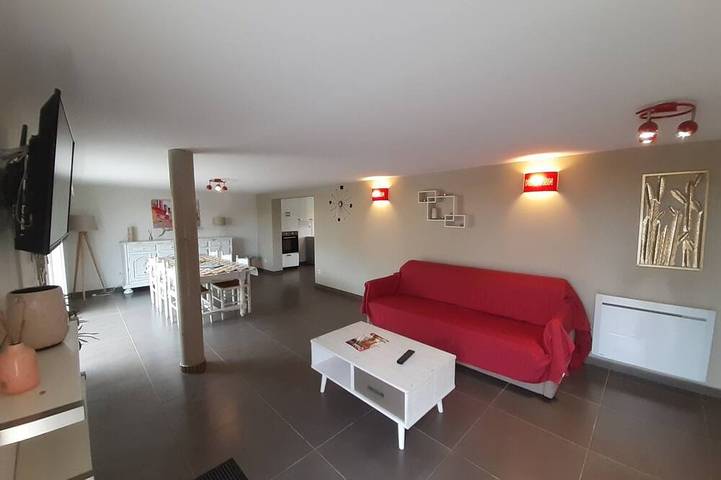 Ferienwohnung für 8 Personen, mit Terrasse und Garten sowie Pool