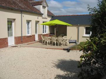 Gîte pour 8 personnes, avec terrasse à Seigy