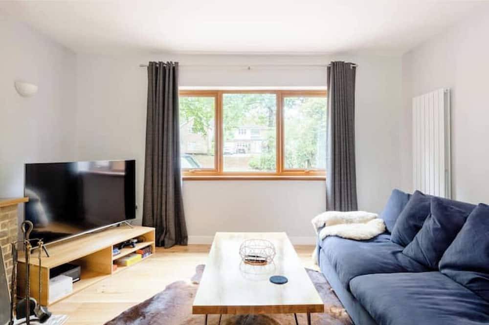 Kings Size full en-suite room on leafy avenue. in Crawley, West Sussex