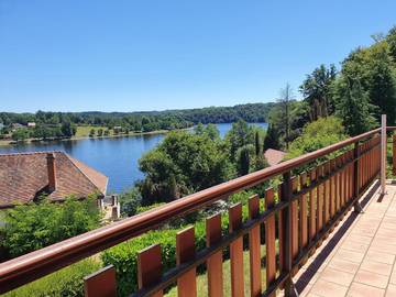 Gîte pour 6 personnes, avec vue ainsi que jardin et vue sur le lac à Éguzon-Chantôme