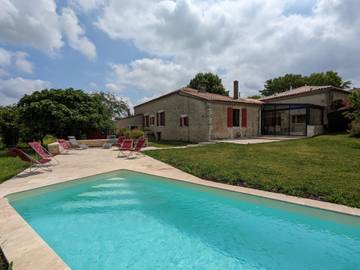 Gîte pour 8 personnes, avec jardin en Charente