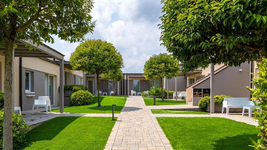 Appart’hôtel pour 4 personnes, avec Terrasse et Jardin ainsi que Piscine et Vue à Peschiera del Garda