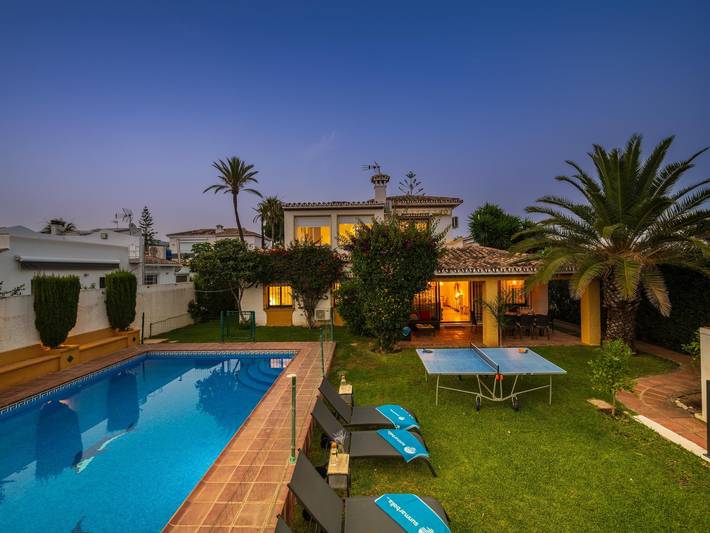Huisje aan zee voor 8 personen, with tuin and zwembad as well as uitzicht op zee, met huisdier in Marbella