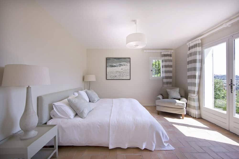 Beautiful villa in gated Domaine in French Riviera, stunning views, heated pool in Biot, Region de Cannes