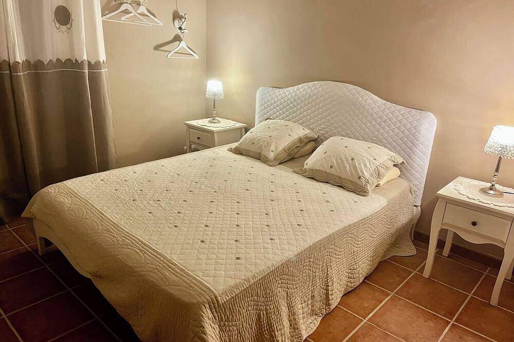 Apartamento entero, Apartment with swimming pool and private garden, in the heart of Provence. in Maillane, Region de Arles