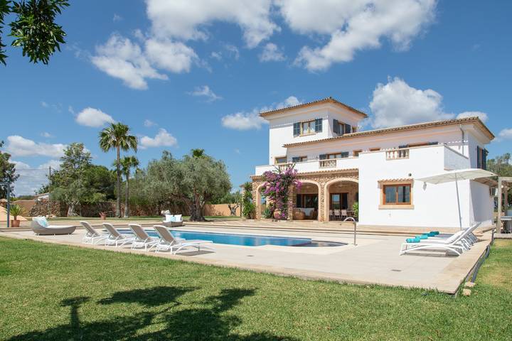 Villa 'Turquesa' with Partial Bay Views, Wi-Fi and Air Conditioning in Santa Margalida, North Majorca