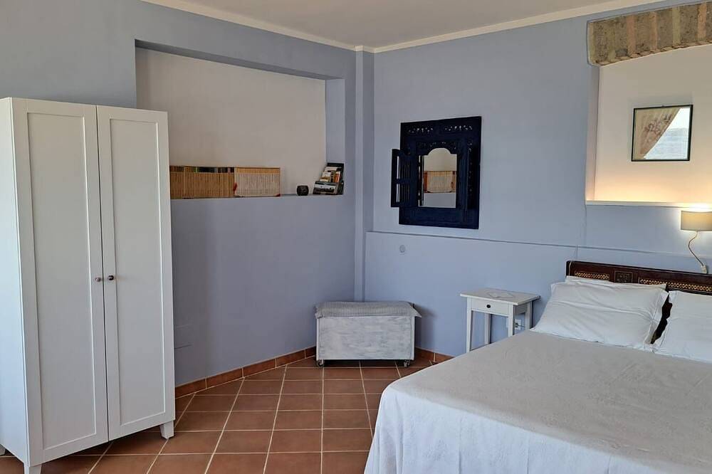 Enchanted lakeside retreat with garden in Trevignano Romano, Braccianosee