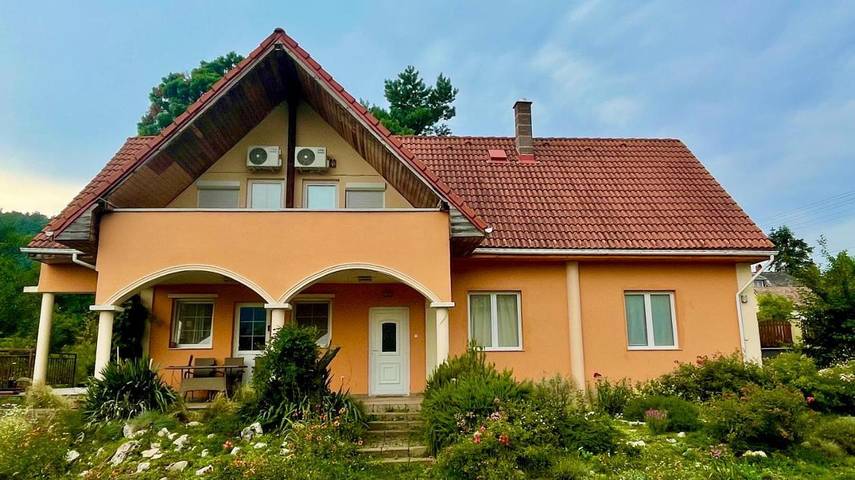 Gîte pour 2 personnes, avec jardin et terrasse à Szigliget