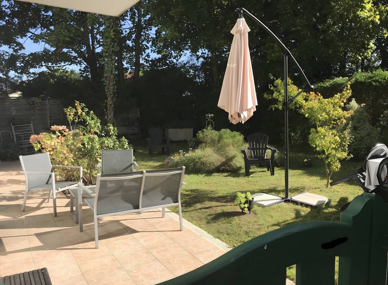 Apartamento entero, Apartamento 'Etxexuria' con terraza privada, Wi-Fi y aire acondicionado in Cambo-les-Bains, Region de Bayona