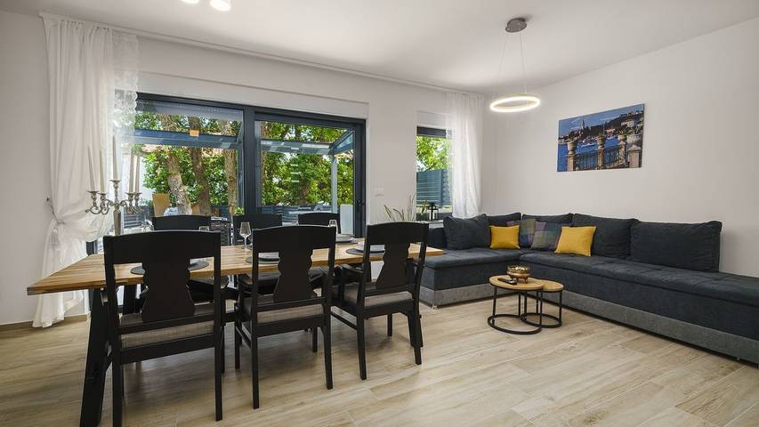 Dom wakacyjny dla 8 osób, z taras i basen w Vodice