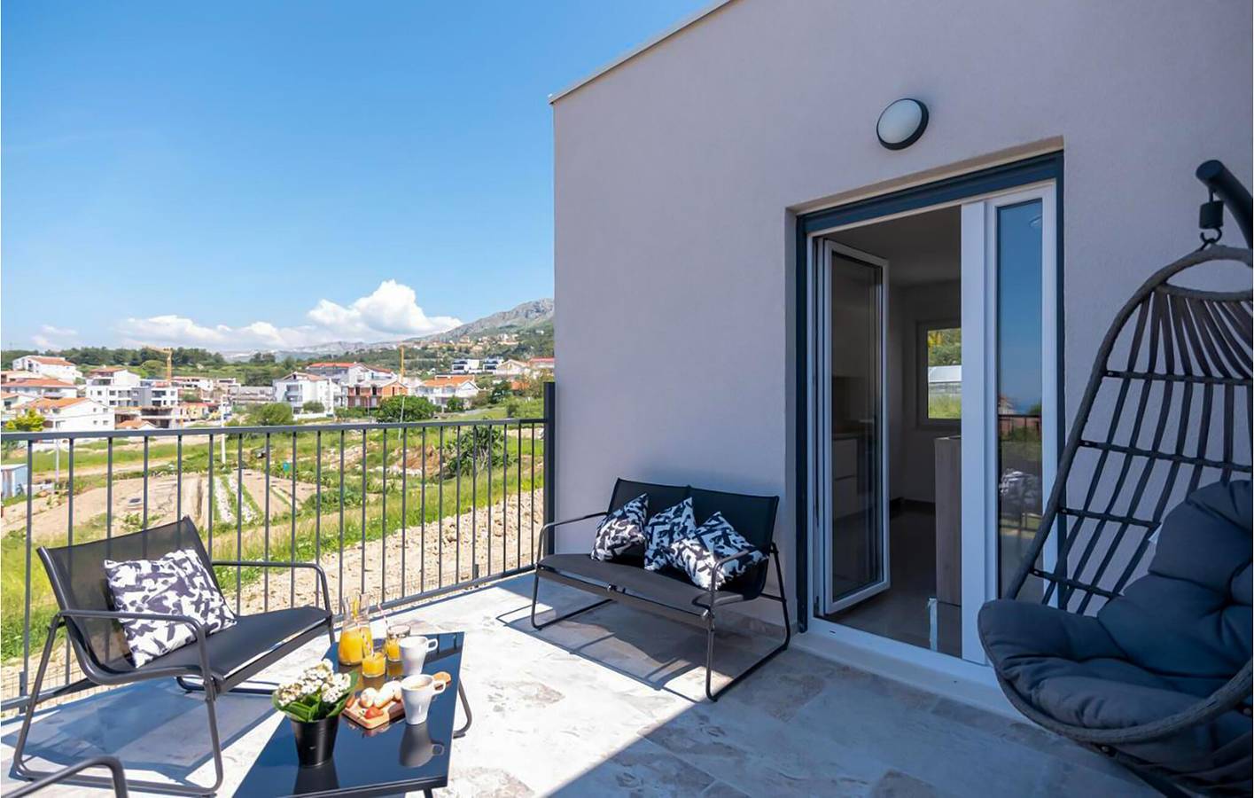 Apartamento vacacional entero, Encantador apartamento de 2 dormitorios con terraza, a 500 m de la playa in Grljevac (Podstrana), Podstrana