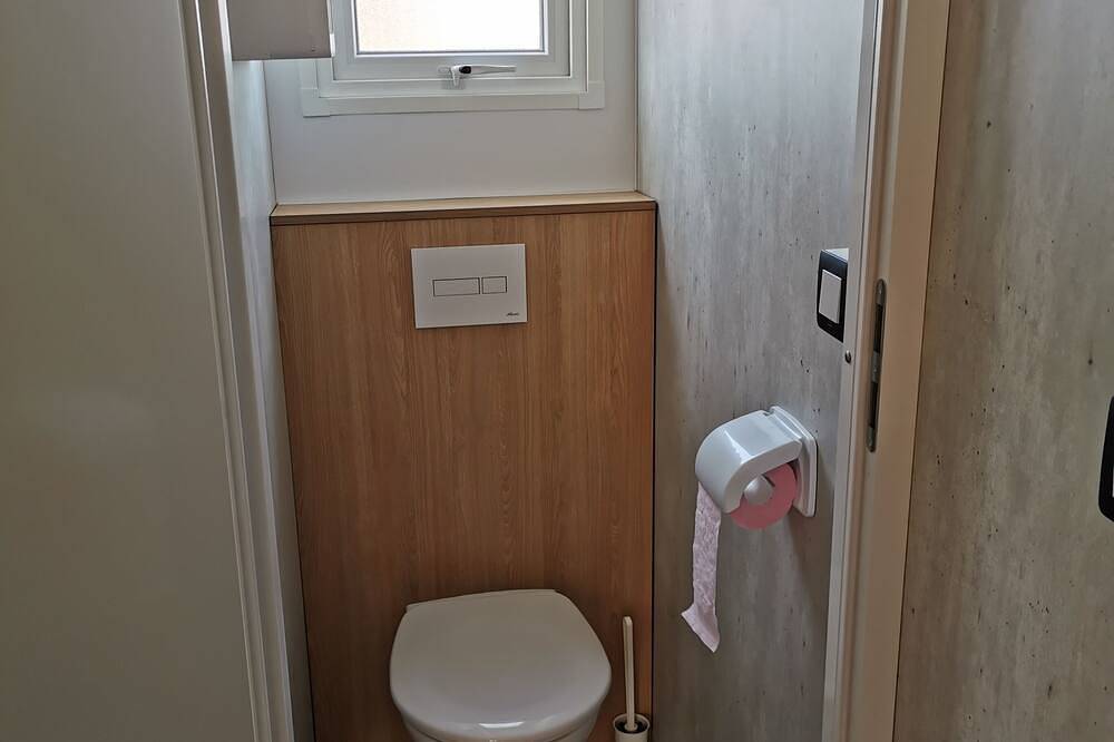 Grand Mobile Home De 32 M2 N°3 Tout Confort Climatise A 400M A Pied De La Mer in Martigues, Région d'Istres