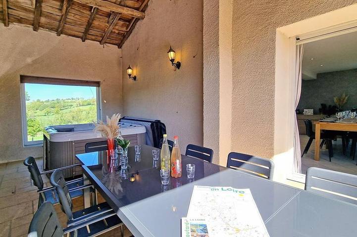 Gîte pour 12 personnes, avec Terrasse et Jardin dans Chevrières (Loire)