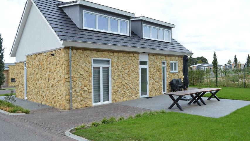 Vakantiehuis voor 12 personen, with tuin and terras as well as zwembad in Bemelen