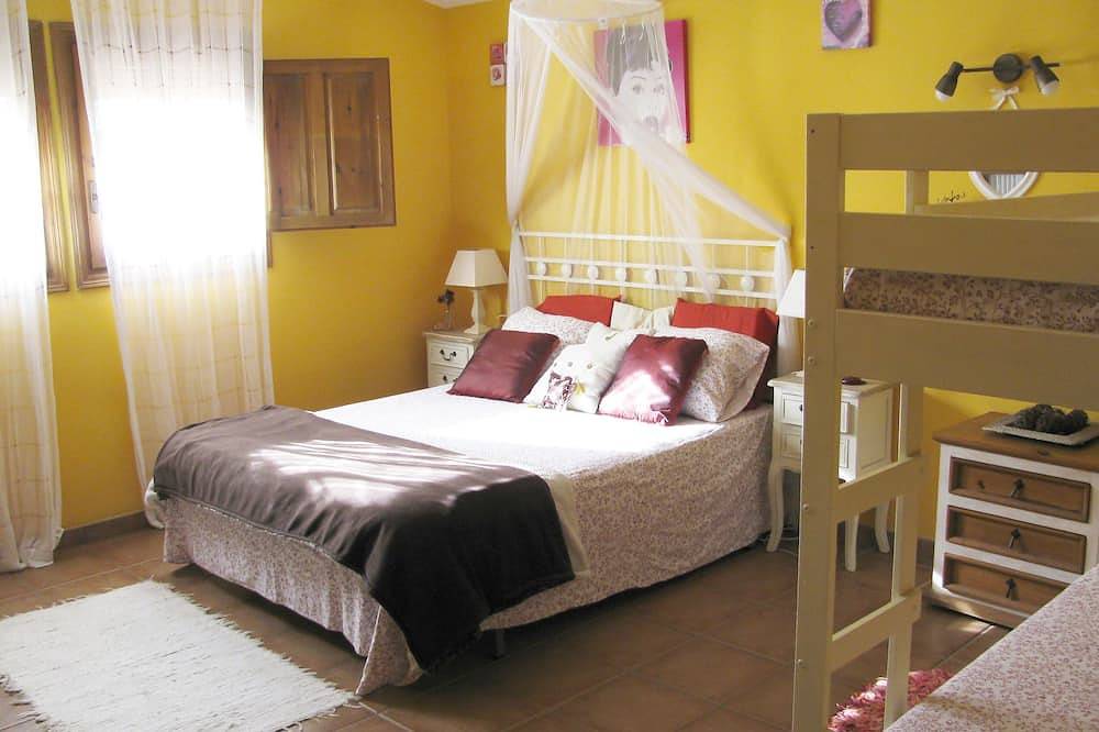 Beautiful and quiet villa near beach. Large garden, fenced pool and barbecue in Vandellòs i l'Hospitalet de l'Infant, Costa Dorada