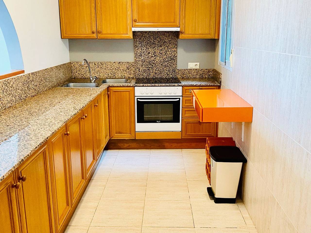 Entire apartment, Spacious 4-bedroom apartment with terrace and air conditioning in Peñiscola in Peñiscola, Costa del Azahar