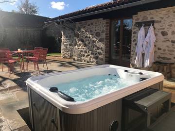 Gîte pour 2 personnes, avec piscine et jacuzzi ainsi que jardin et terrasse dans Haute-Vienne