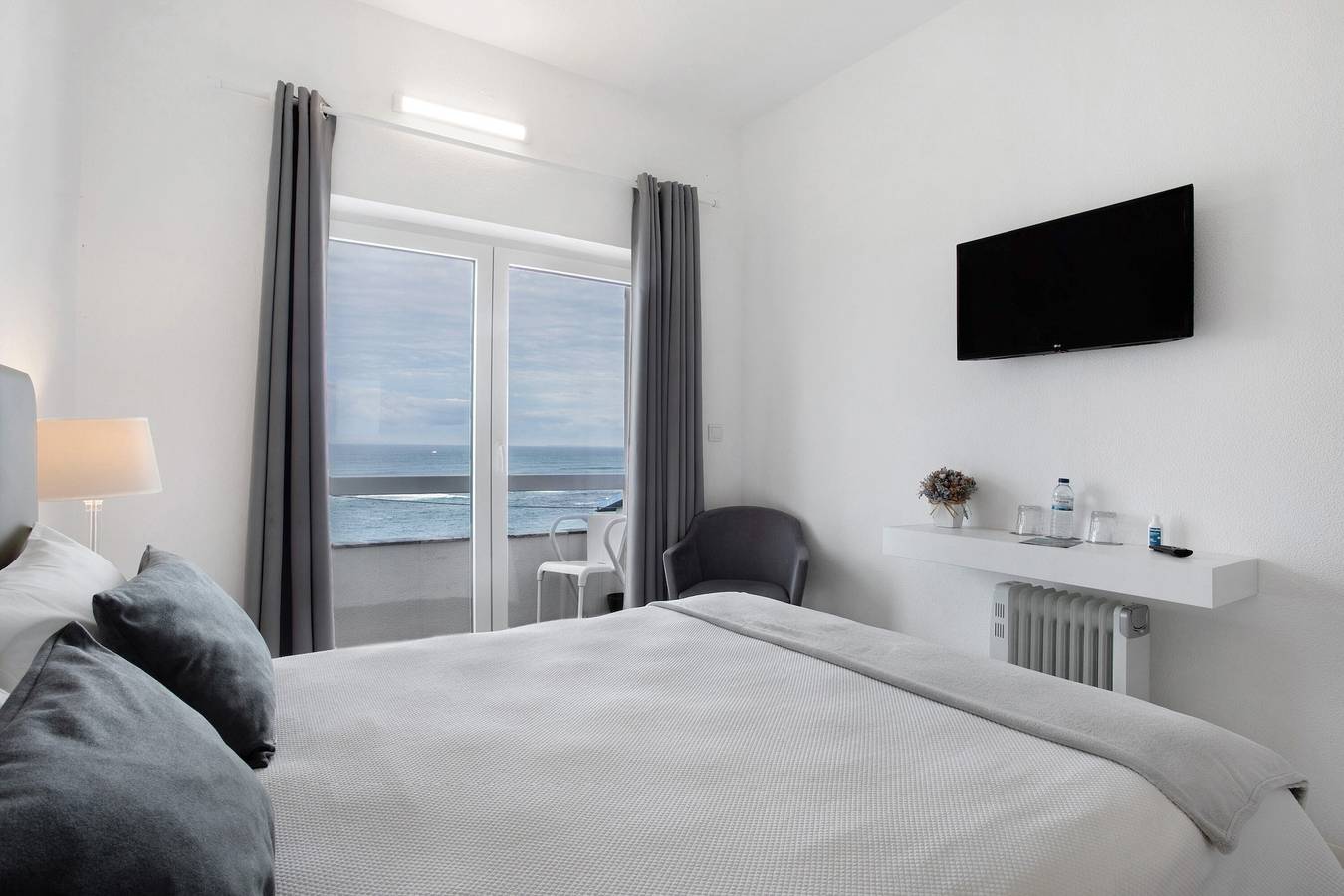Room 'Vista Mar 1' with Balcony and Wi-Fi in Ribamar, Lisbon District