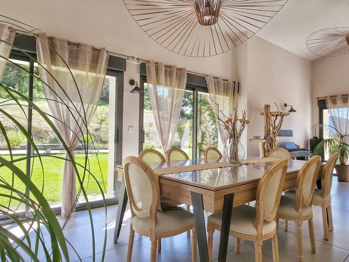 Location de vacances pour 10 personnes, avec Terrasse ainsi que Jardin et Vue à Roche-Saint-Secret-Béconne