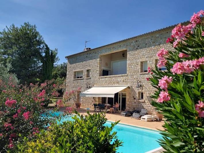 Location de vacances pour 14 personnes, avec jacuzzi et piscine ainsi que sauna et jardin à Lablachère