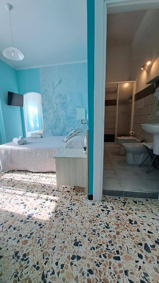 Single Room with Private Bathroom in Bosa, Planargia