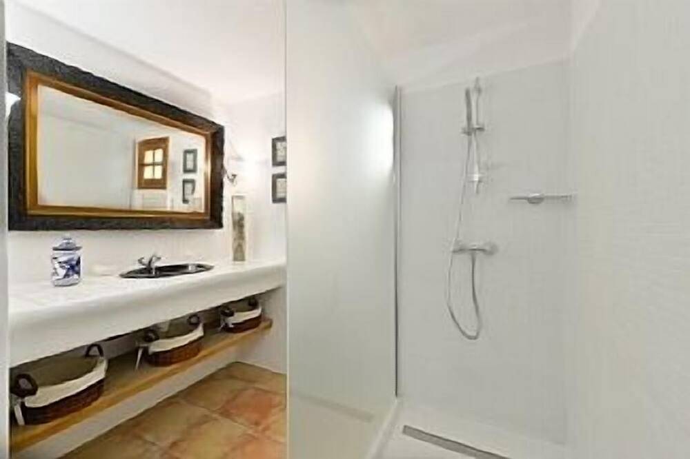 Villa With Private Pool & Garden, 5 minutes walk to the Beach in Playa d'en Bossa, Ibiza (Municipality)