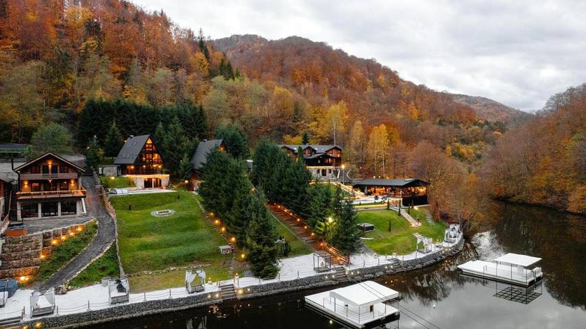 Villa pour 14 personnes, avec jacuzzi et piscine ainsi que jardin et balcon en Roumanie