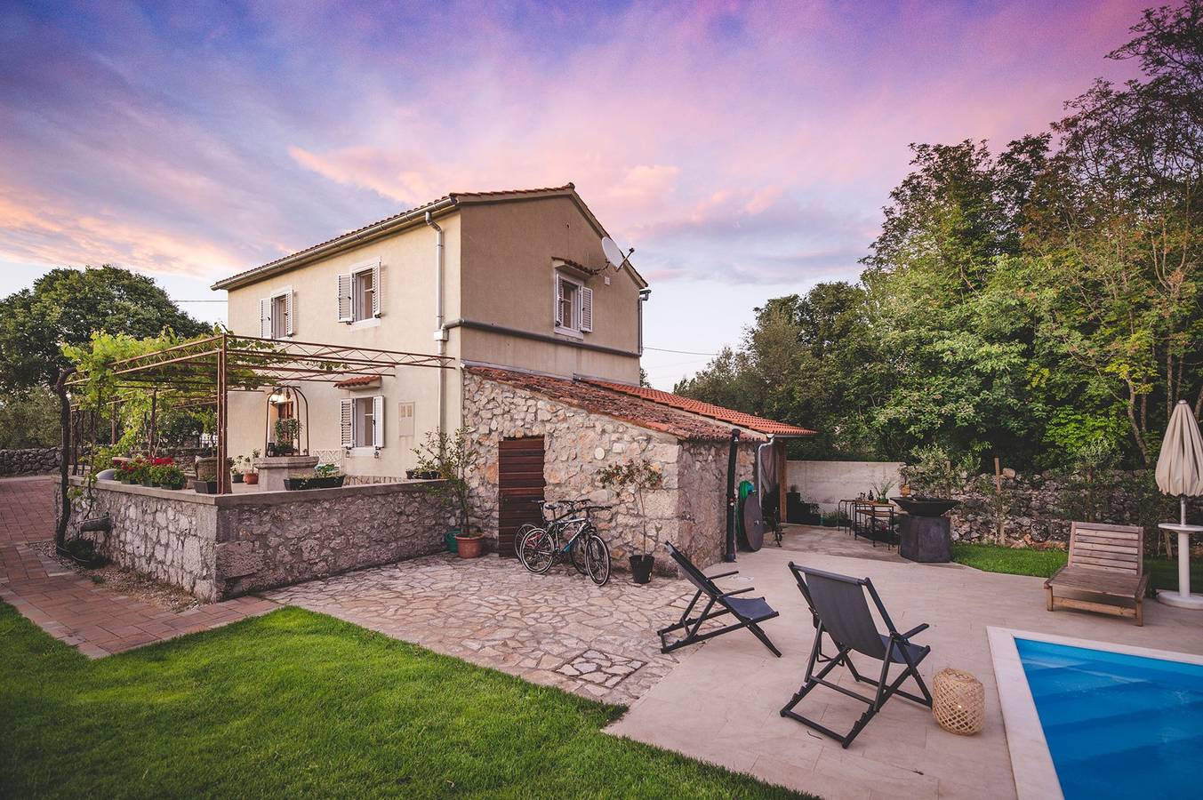 Village Villa M**** mit einem Hauch von Tradition und Pool auf Krk in Malinska-Dubašnica, Krk