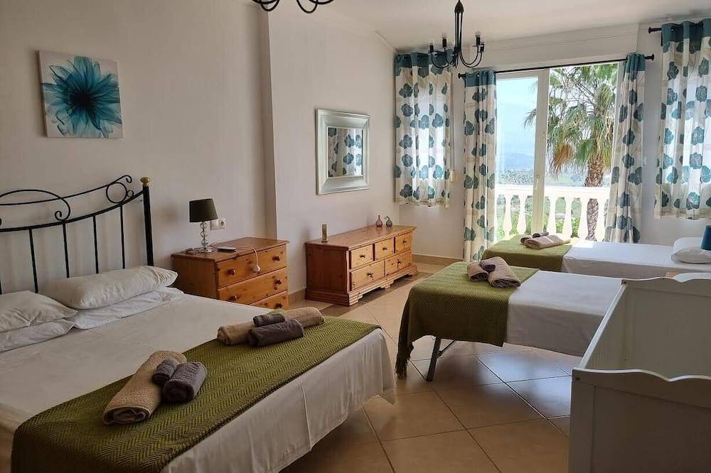 Lovely family villa overlooking Lake and Mountains 15 mins from Coast in Viñuela, Málaga Province