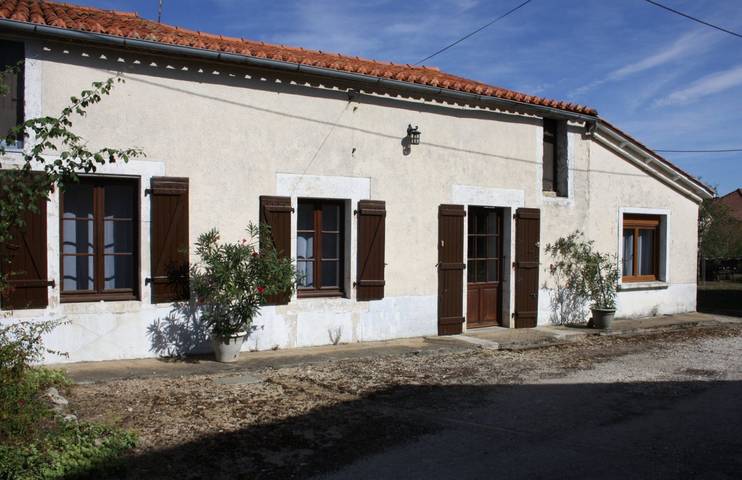 Gîte pour 6 personnes, avec jardin à Cellefrouin