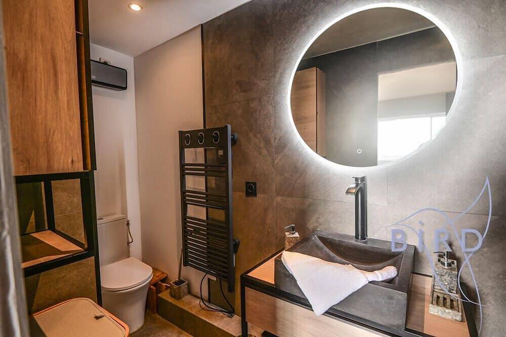 Geheel appartement, Large studio with swimming pool and open view in Saint-Laurent-du-Var, Cannes regio